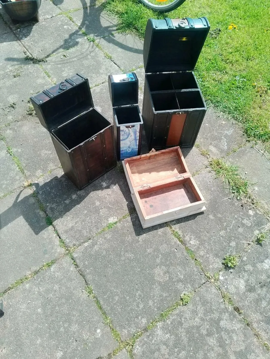 Collection of storage boxes - Image 2