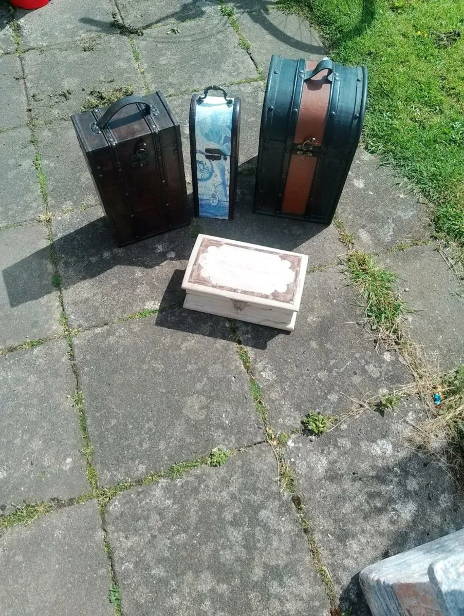 Collection of storage boxes - Image 3