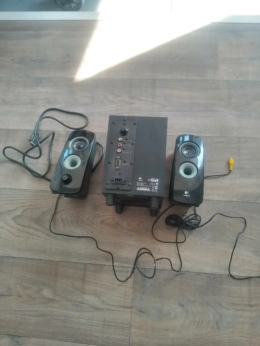 Logitech speaker system - Image 1