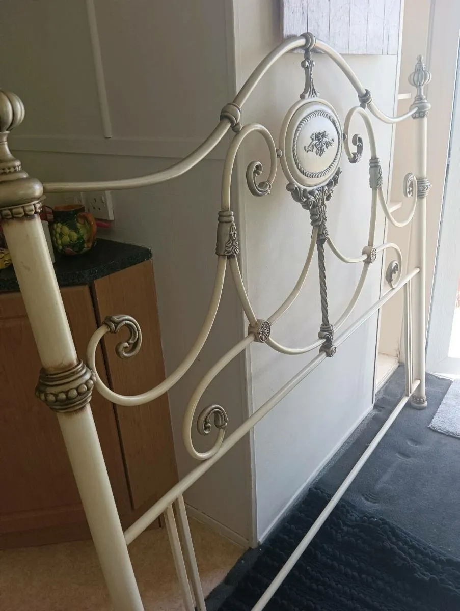 Beautiful 5 ft headboard stunning - Image 1