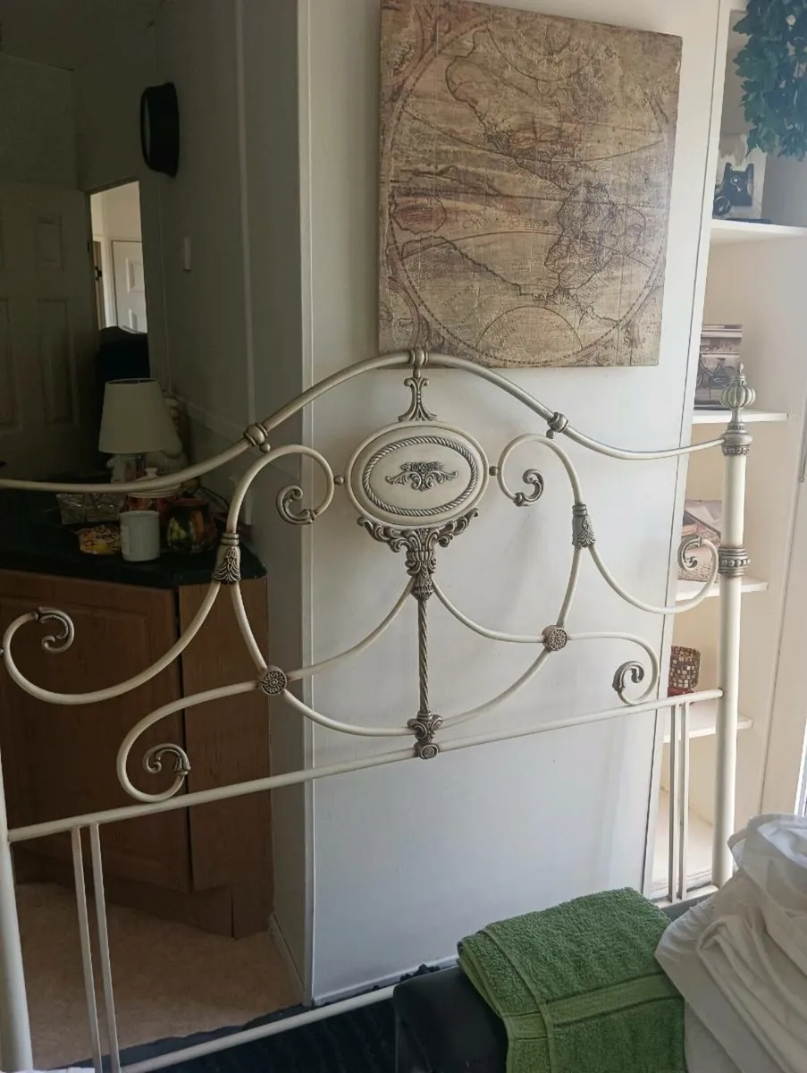 Beautiful 5 ft headboard stunning - Image 2