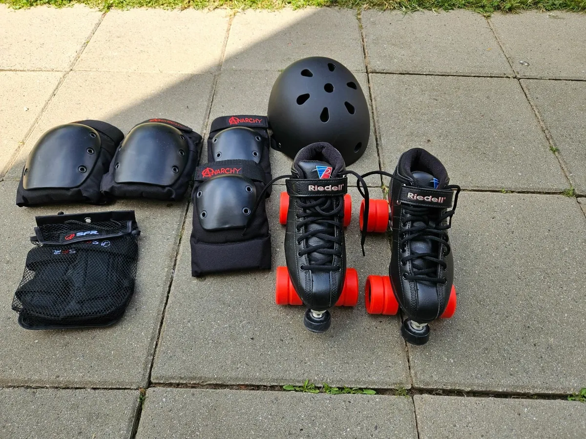 RIEDELL SKATES AND SAFETY KIT - Image 2