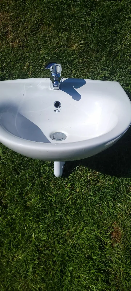 Bathroom sink - Image 1