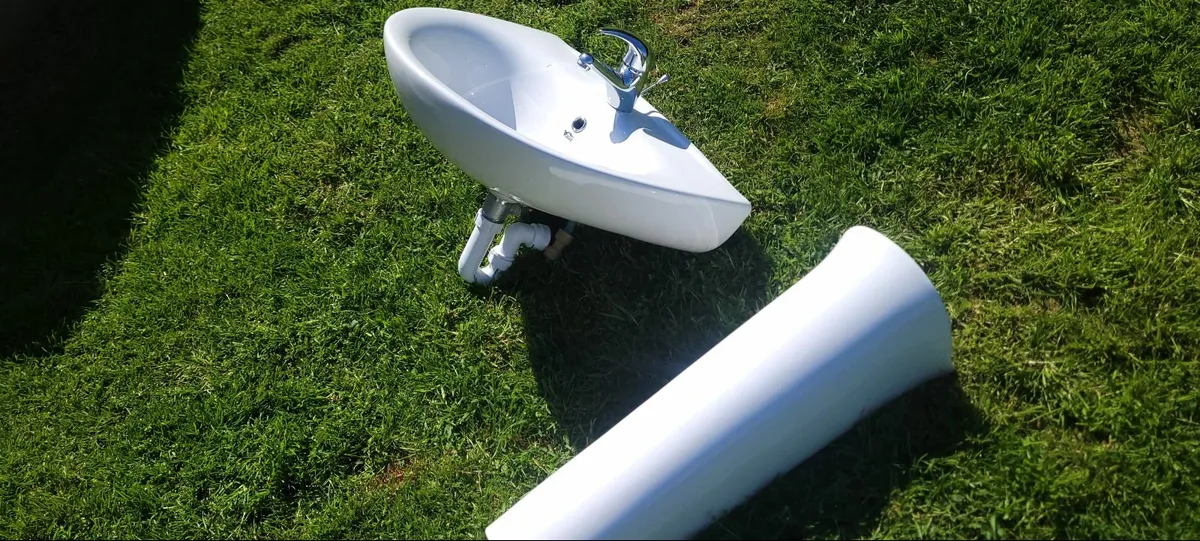 Bathroom sink - Image 3