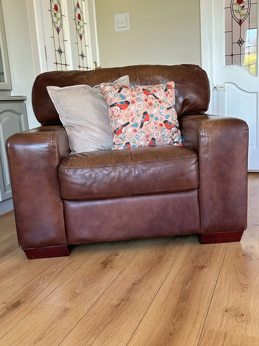 Brown Leather suite of Furniture - Image 4