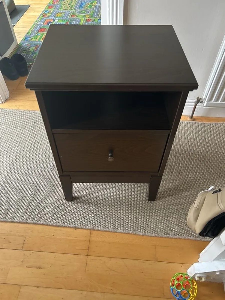Bedside lockers x 2 perfect condition free must collect d18