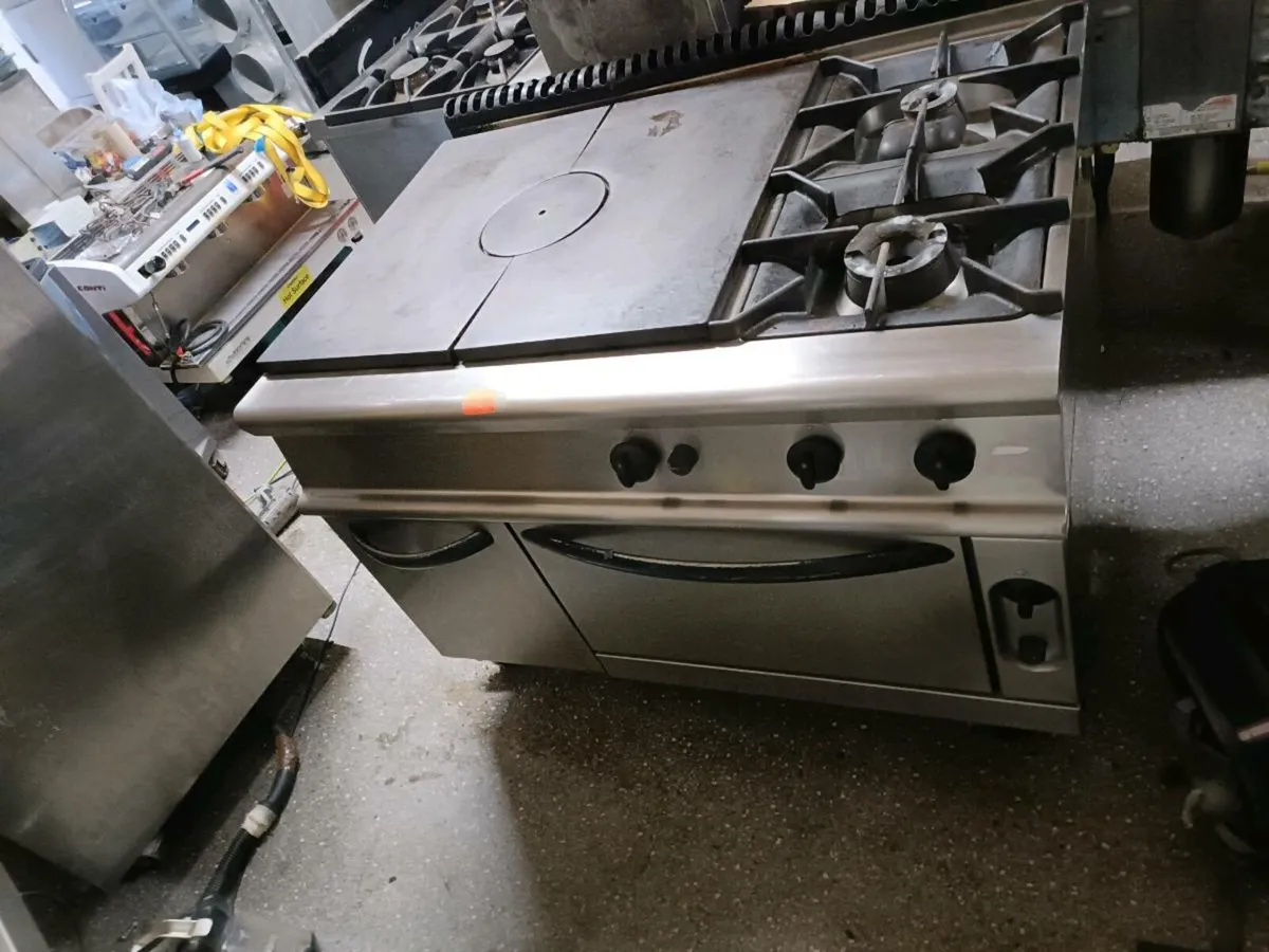 Solid top range with 2 rings & gas oven - Image 1