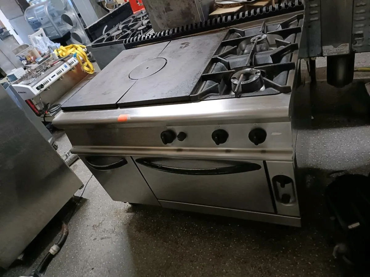 Solid top range with 2 rings & gas oven - Image 2