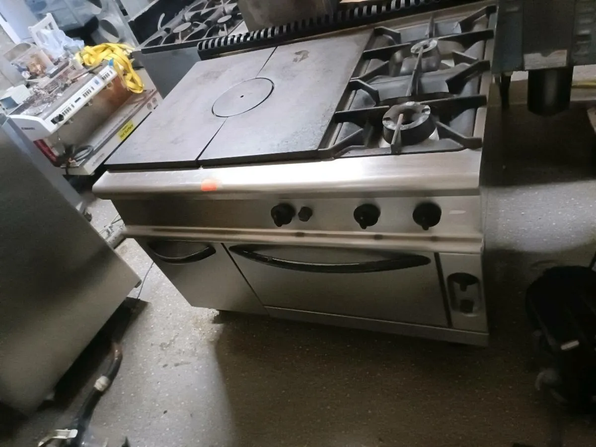 Solid top range with 2 rings & gas oven - Image 3