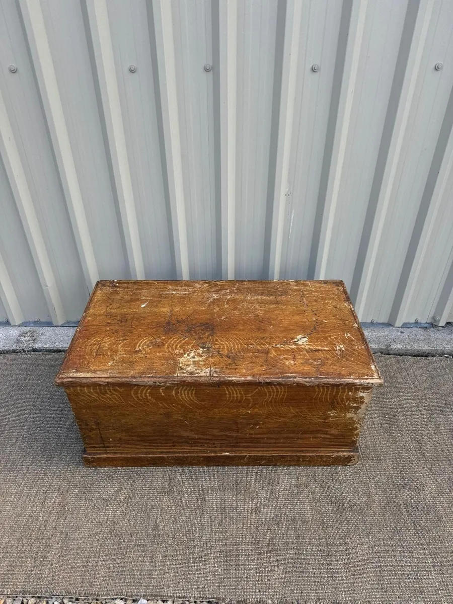 Pine trunk with original paint - Image 1