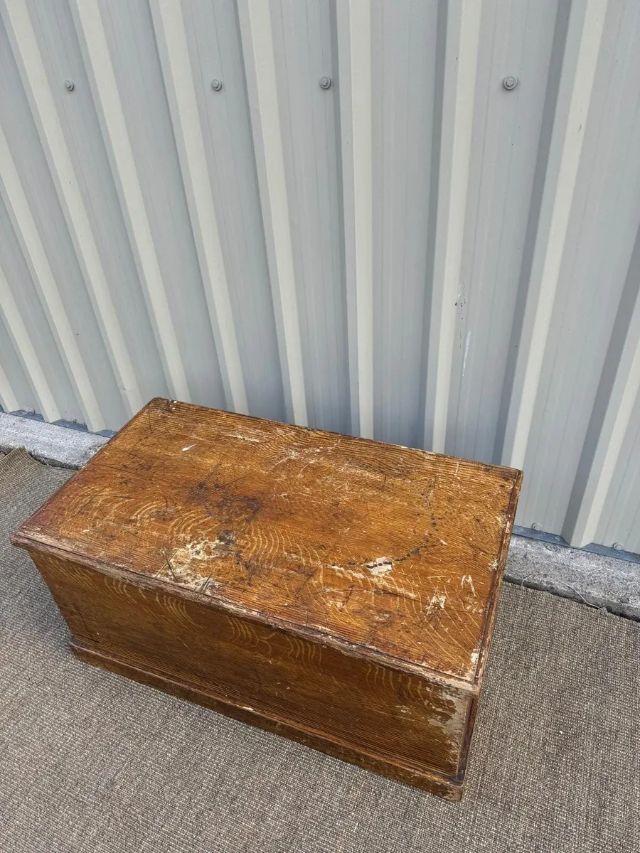 Pine trunk with original paint - Image 2