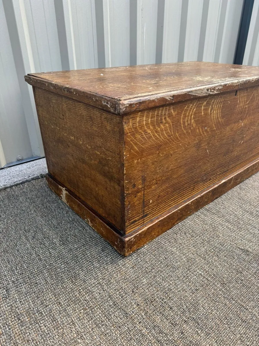 Pine trunk with original paint - Image 4