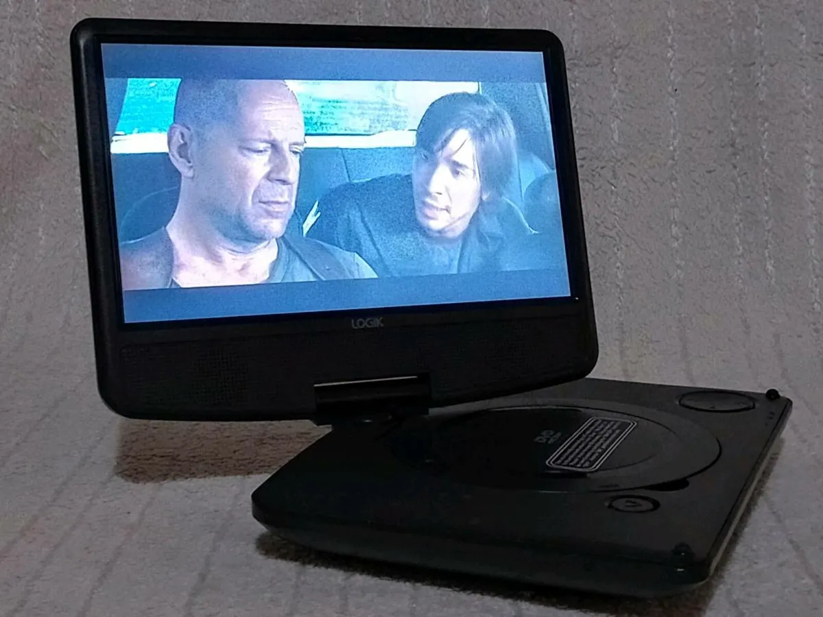 Portable 9" DVD player with wall and car chargers - Image 3