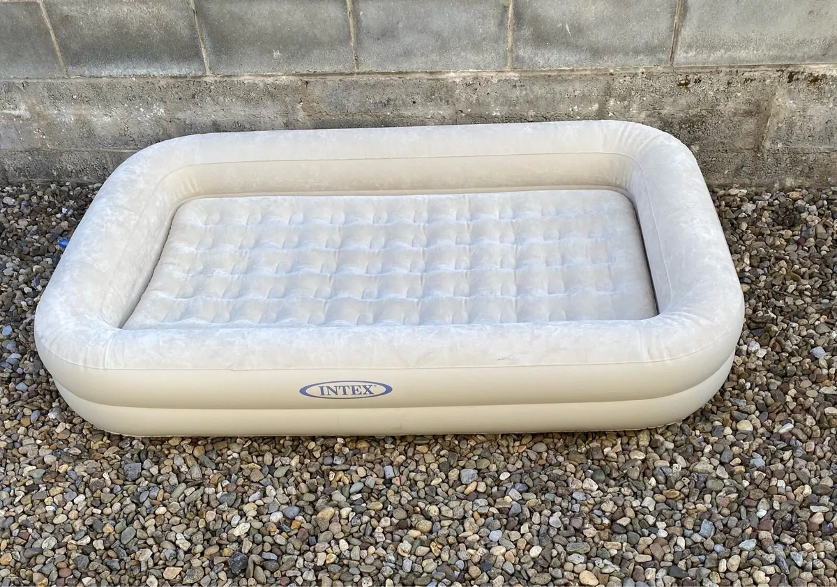 Intex inflatable Bed, pump & removable mattress - Image 3