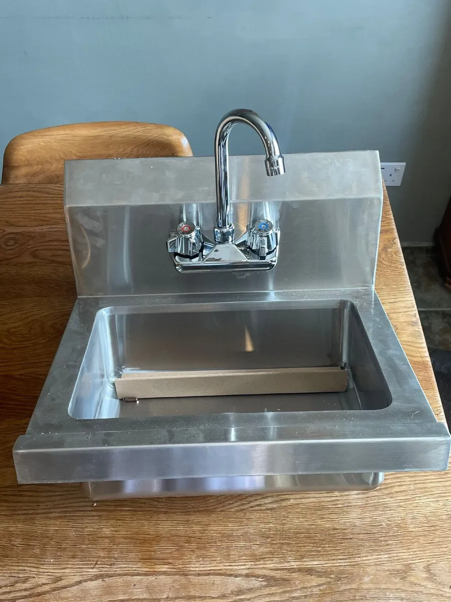 Commercial sink basin and fittings - Image 3