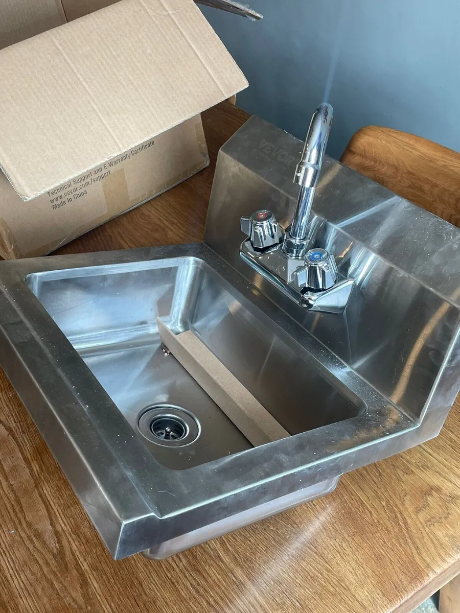 Commercial sink basin and fittings - Image 4