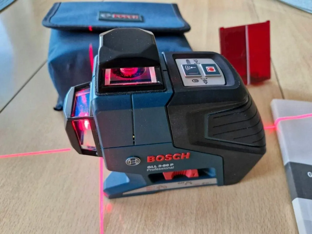 Bosch GLL 3-80 Laser Level Like New - Image 3