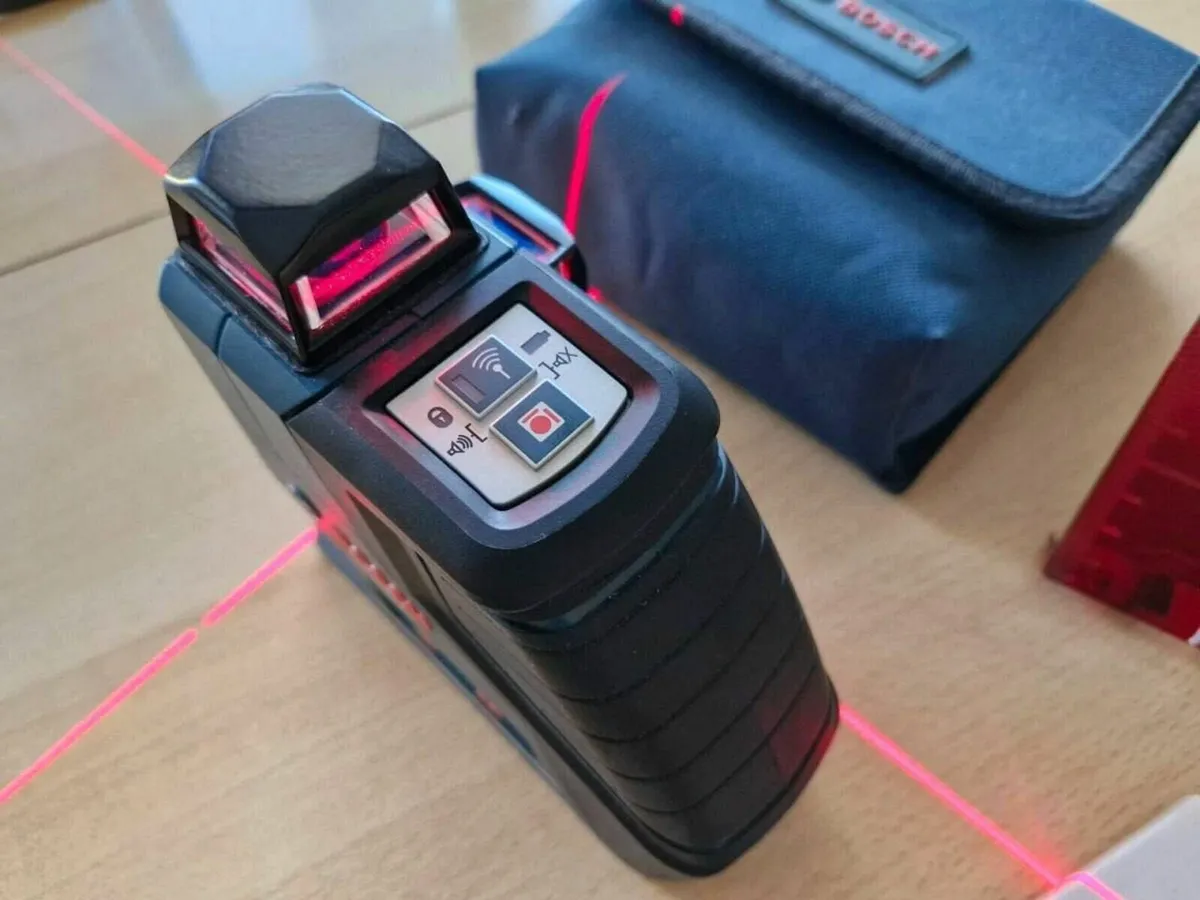 Bosch GLL 3-80 Laser Level Like New - Image 4