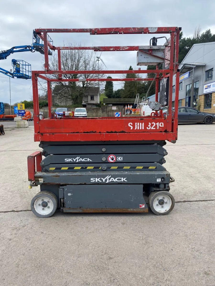 2016 SKYJACK SJ3219 25FT ELECTRIC SCISSOR LIFT - Image 1