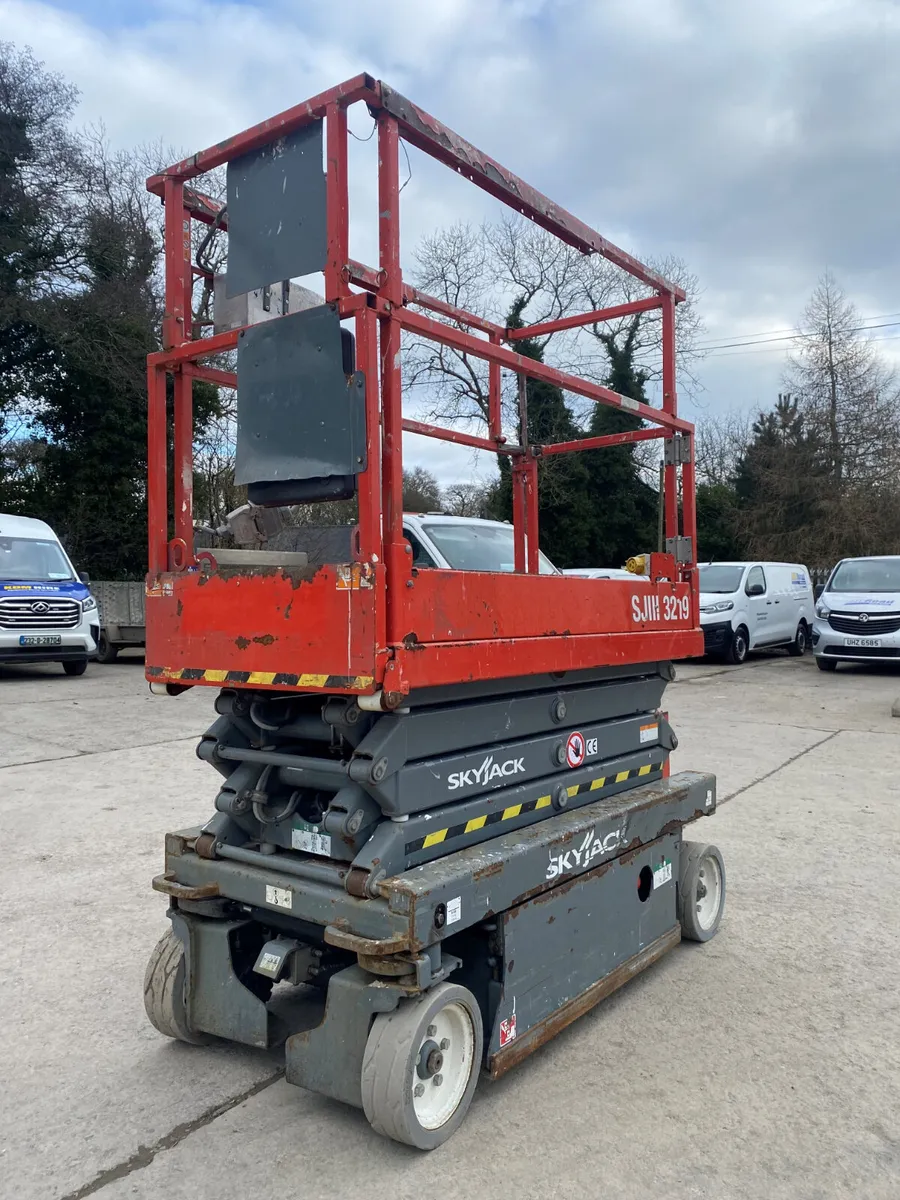2016 SKYJACK SJ3219 25FT ELECTRIC SCISSOR LIFT - Image 2