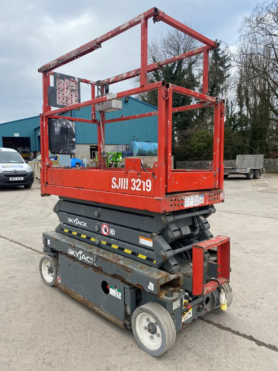 2016 SKYJACK SJ3219 25FT ELECTRIC SCISSOR LIFT - Image 4