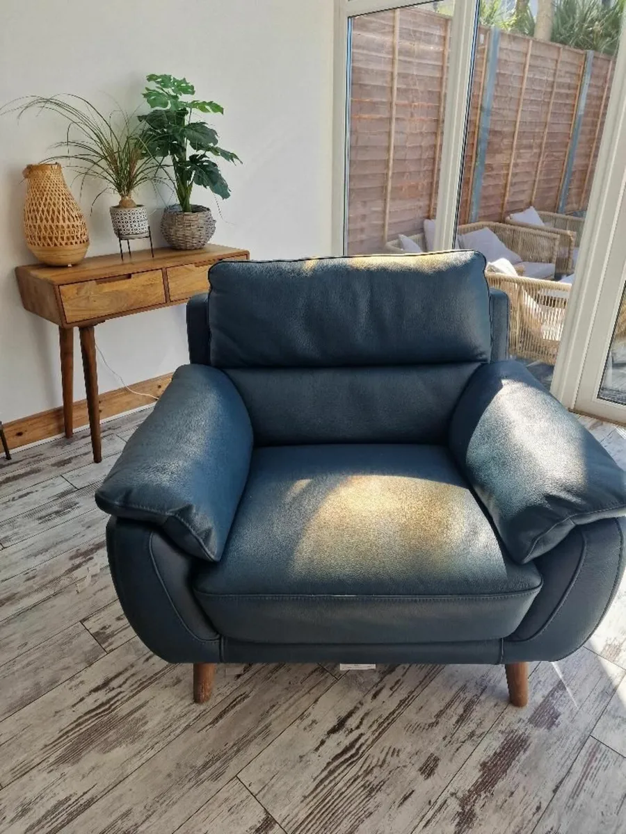Matching 3 seater leather Sofa and armchair - Image 4