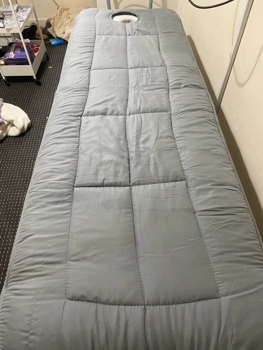 Massage bed cover and professional lash pillow - Image 2