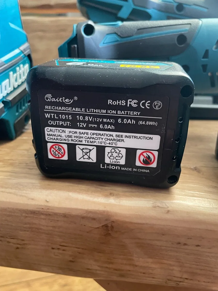 Makita 12v brushless tools and charger. - Image 2