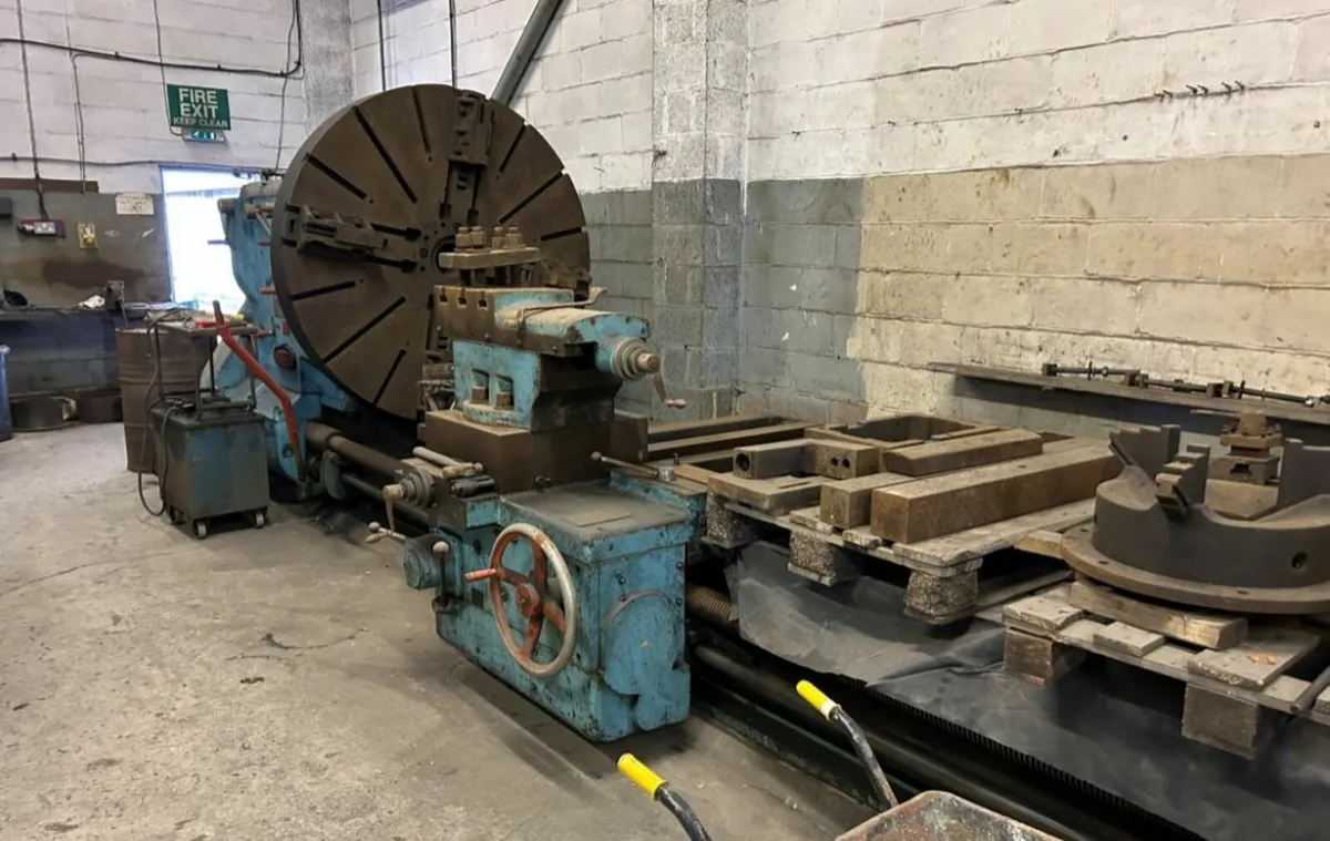 BROADBENT HEAVY DUTY GAP BED CENTRE LATHE - Image 3