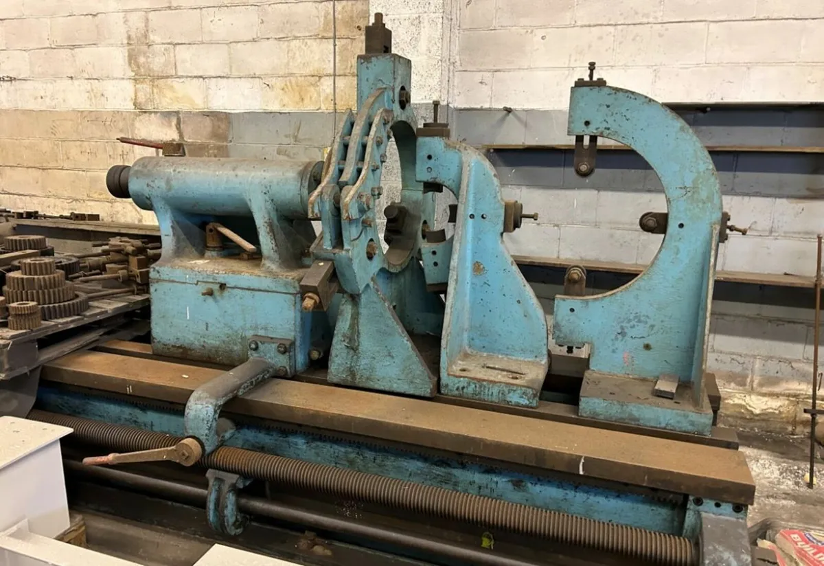 BROADBENT HEAVY DUTY GAP BED CENTRE LATHE - Image 4