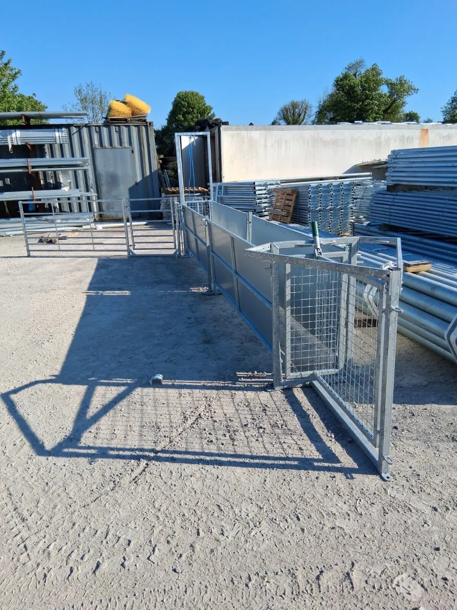 Sheep handling / feading equipment - Image 1