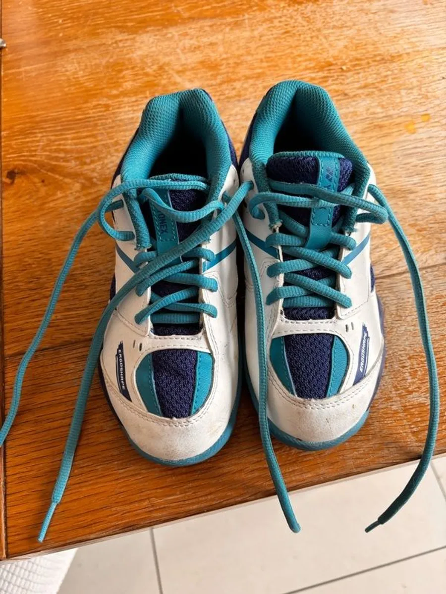 Kids yonex indoor court shoes, gently used, size 2uk - Image 1