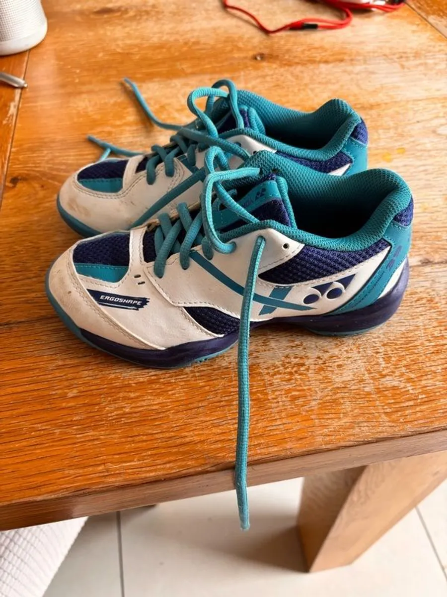 Kids yonex indoor court shoes, gently used, size 2uk - Image 2