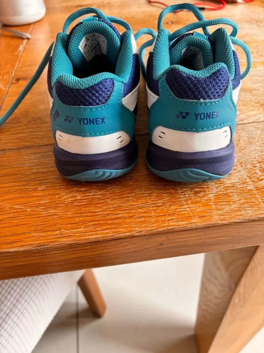 Kids yonex indoor court shoes, gently used, size 2uk - Image 3