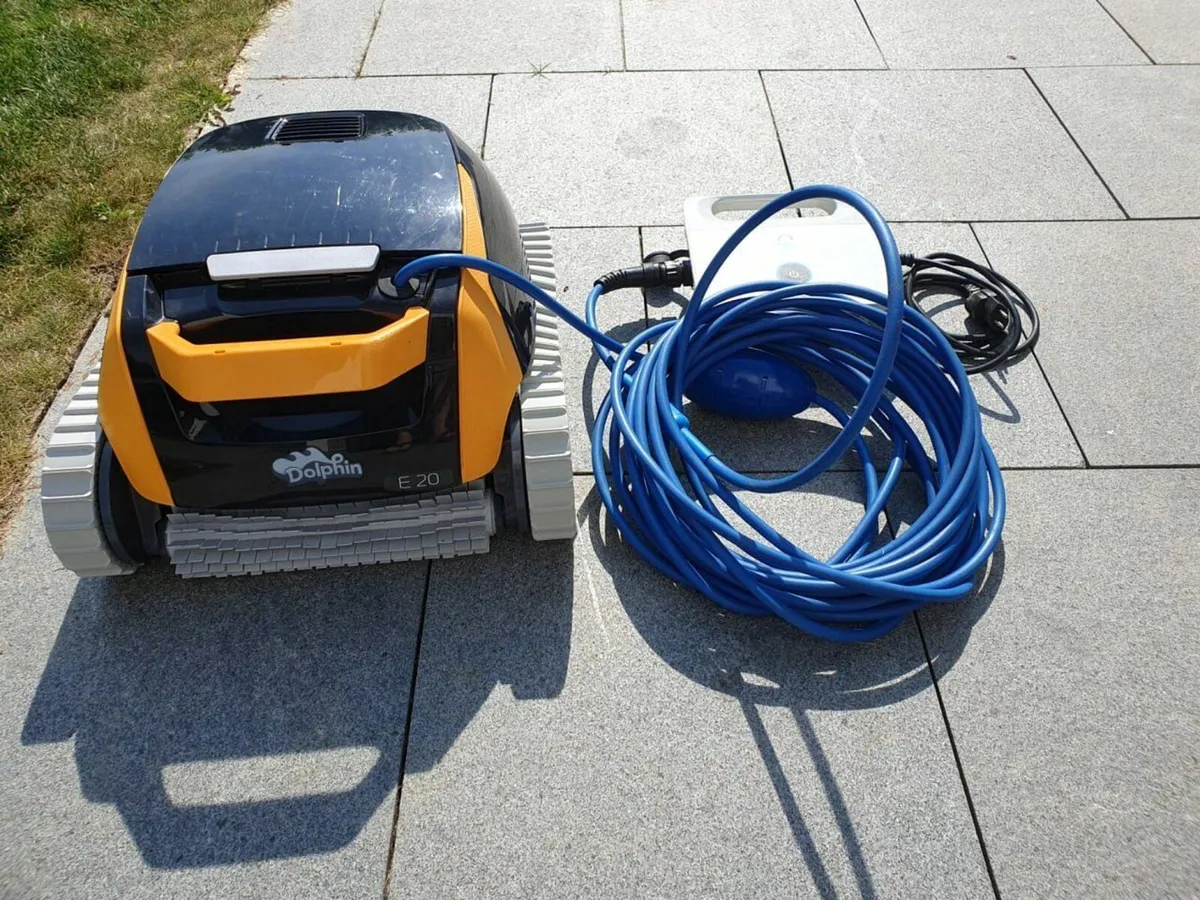 Dolphin E20 Robotic Pool Cleaner Barely used - Image 2