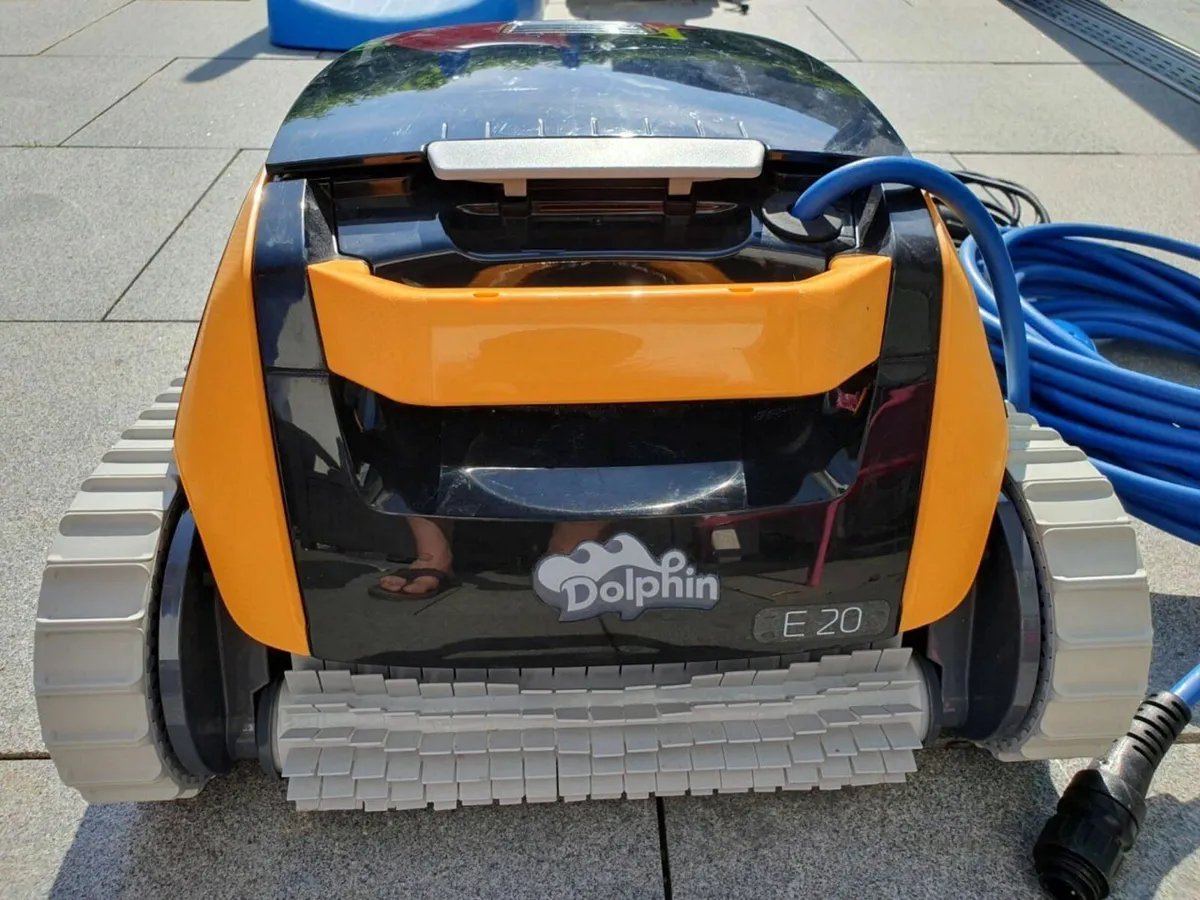 Dolphin E20 Robotic Pool Cleaner Barely used - Image 3