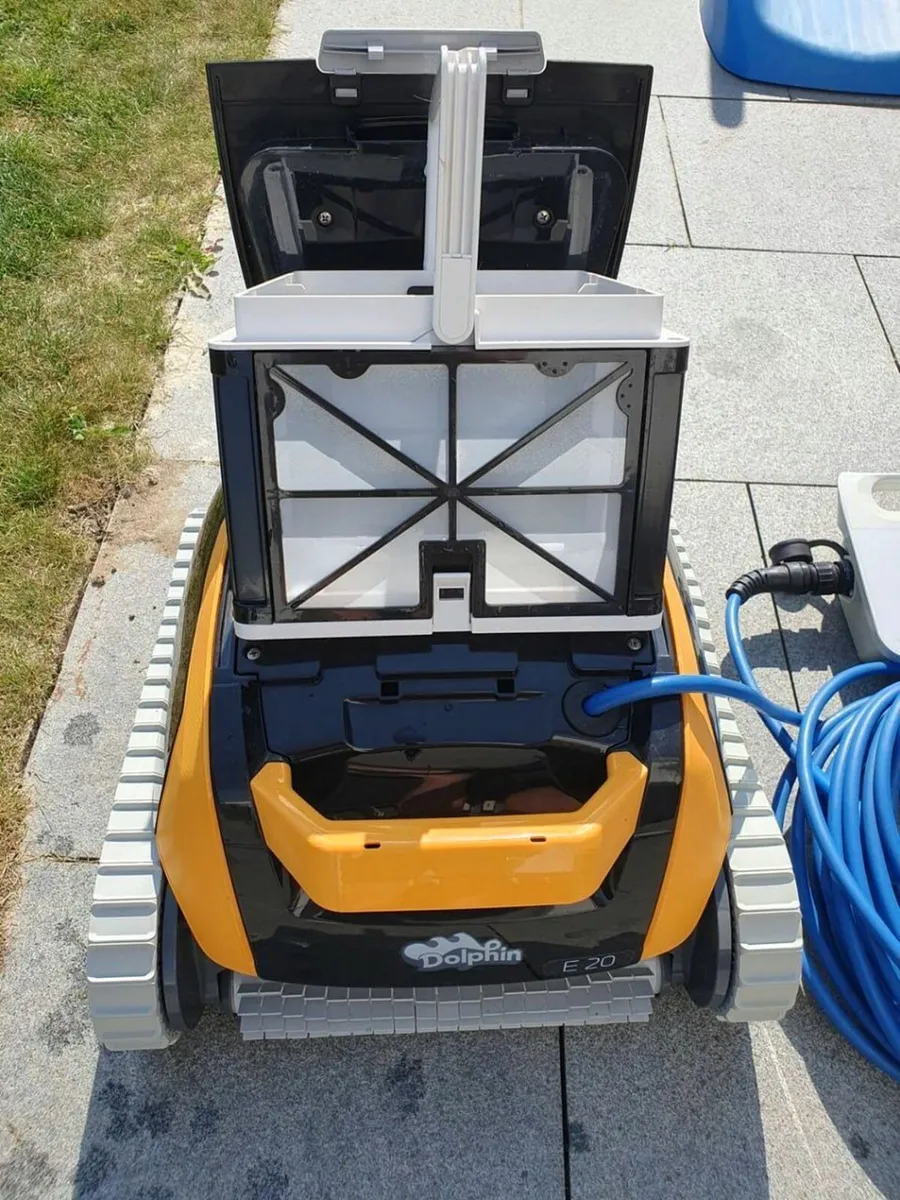 Dolphin E20 Robotic Pool Cleaner Barely used - Image 4