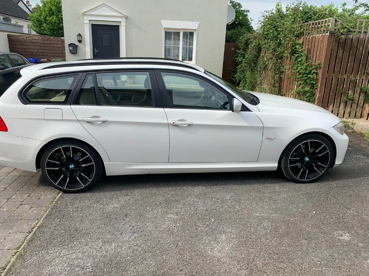 BMW 3-Series 2010 - Image 2