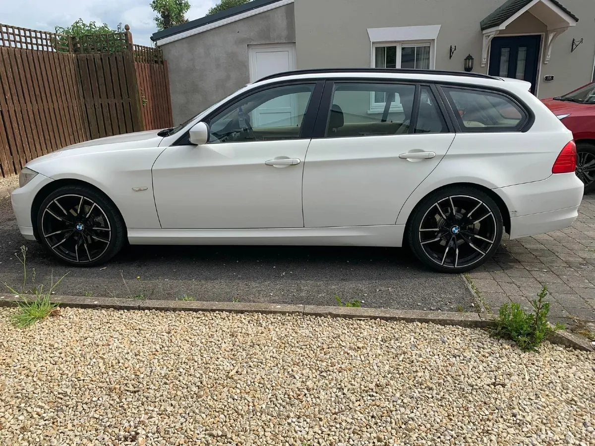 BMW 3-Series 2010 - Image 3