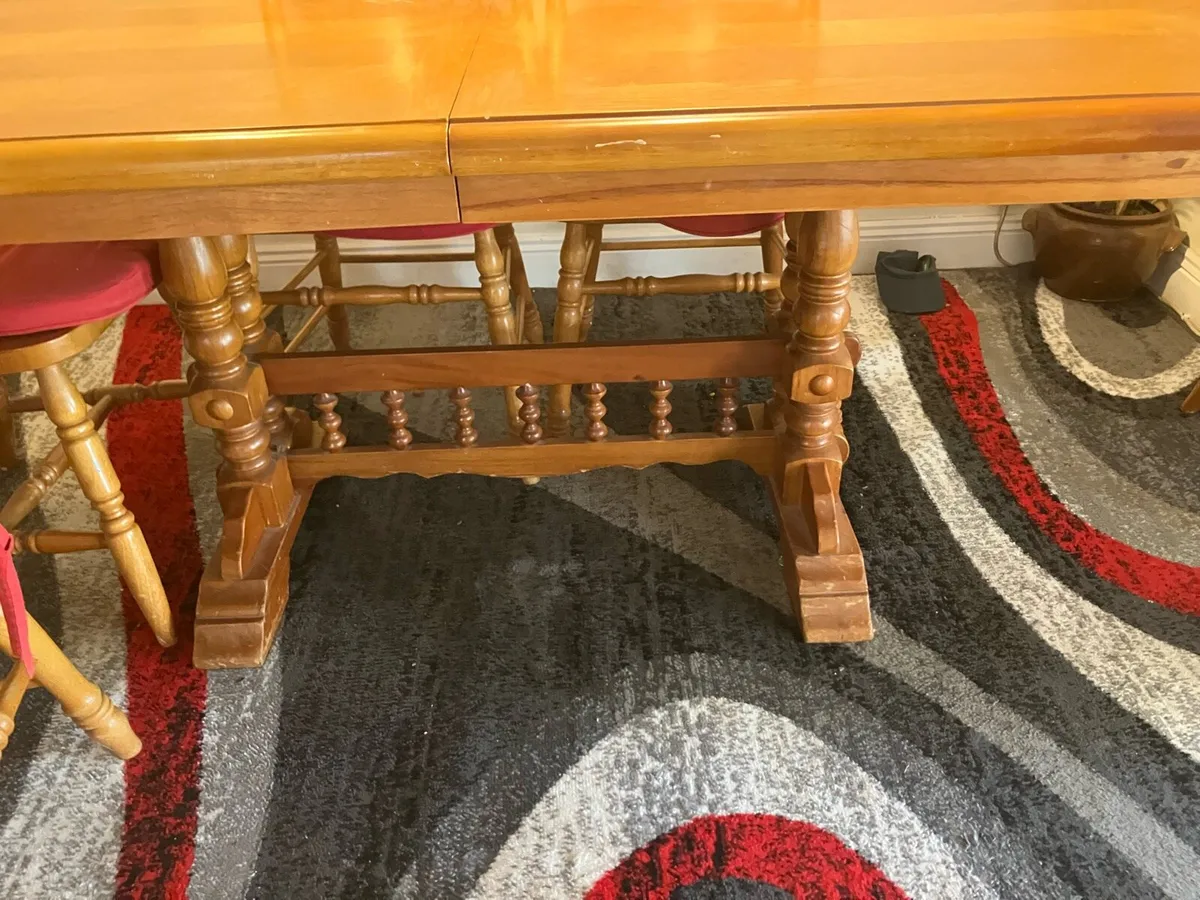 Table & chairs - Image 1