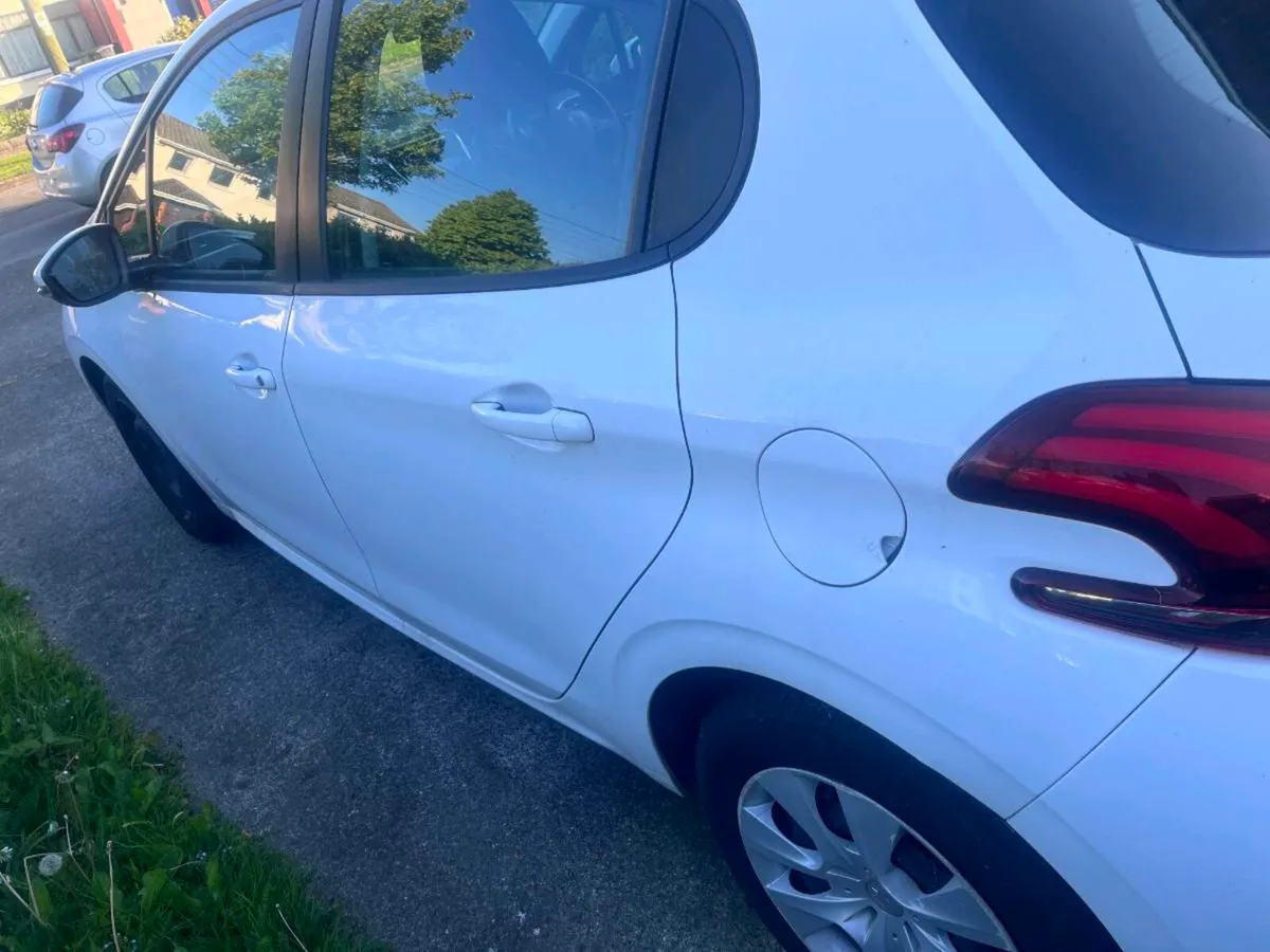 Peugeot 208 - Image 2