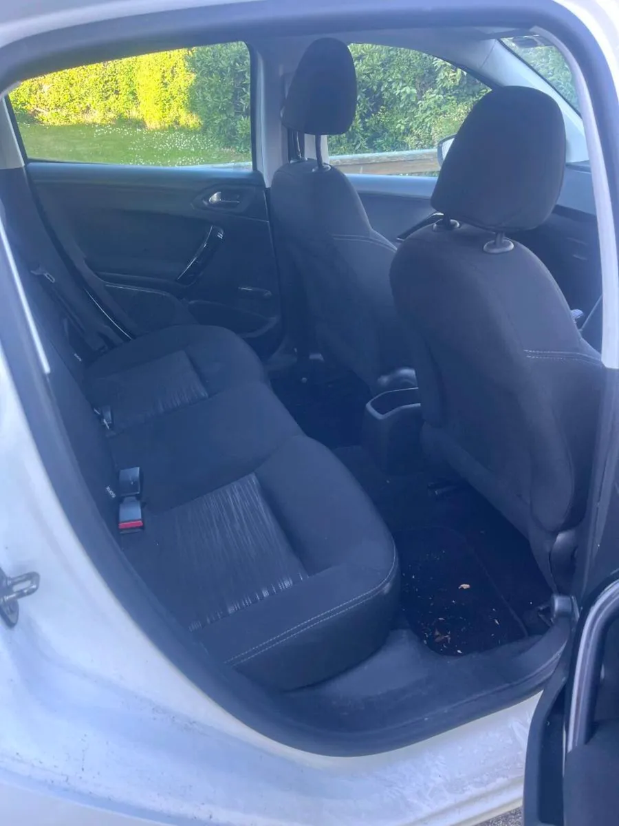 Peugeot 208 - Image 4