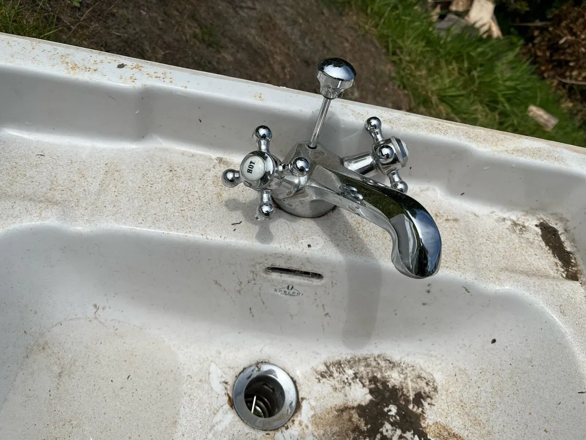 3x Adelphi sink and pedestal - Image 2