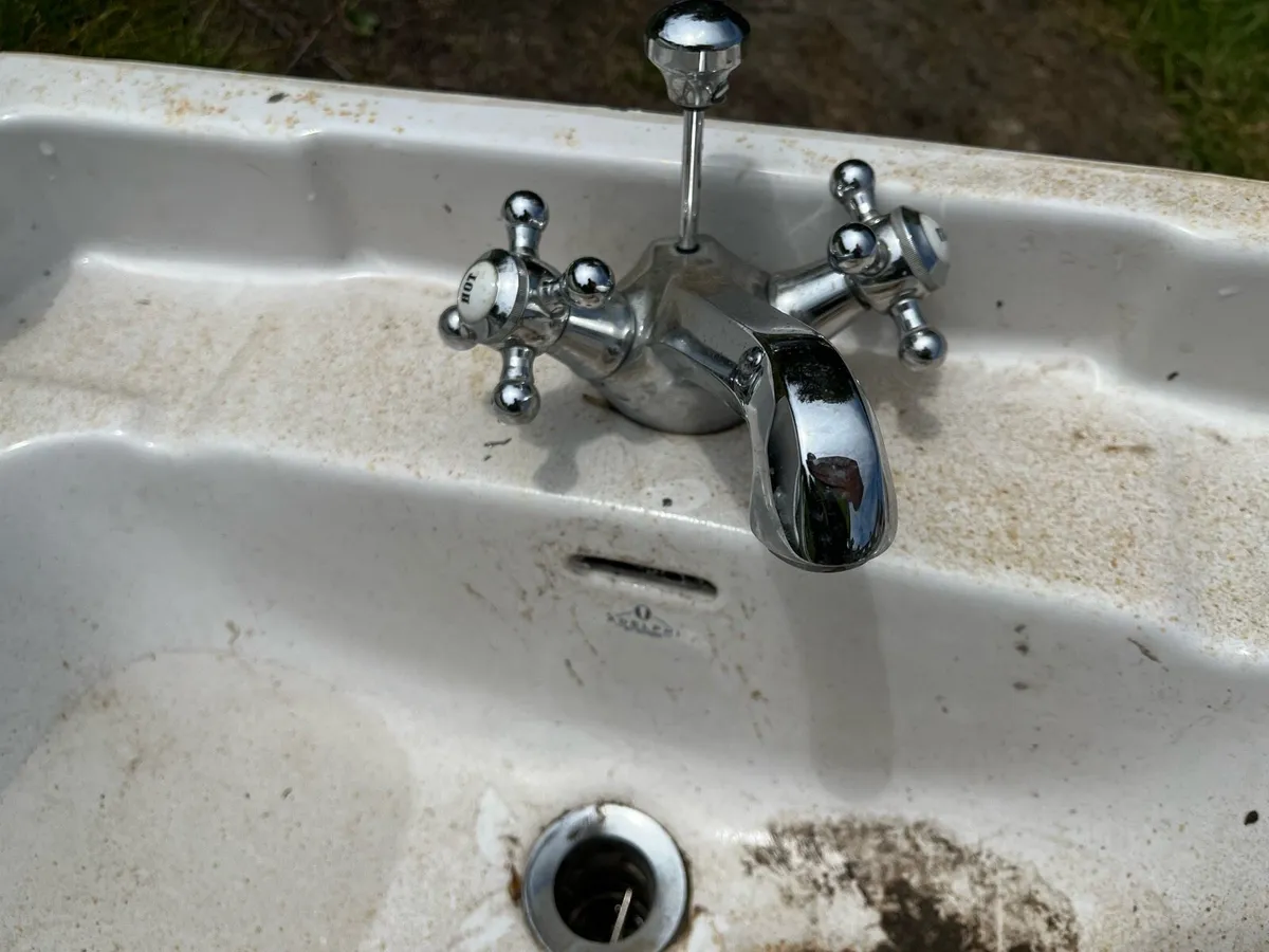 3x Adelphi sink and pedestal - Image 3