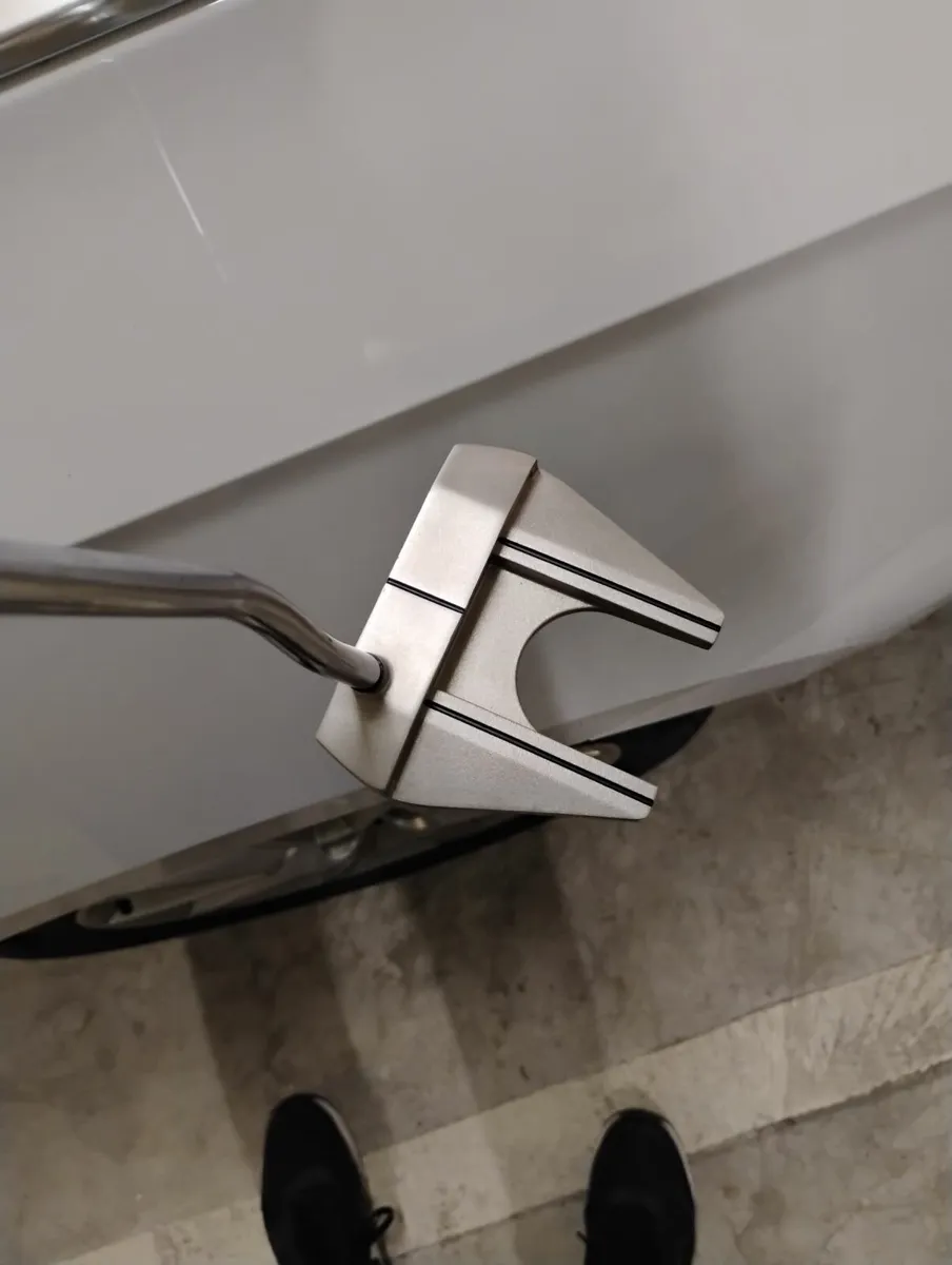 Odyssey White Hot Pro Mallet putter - Image 1