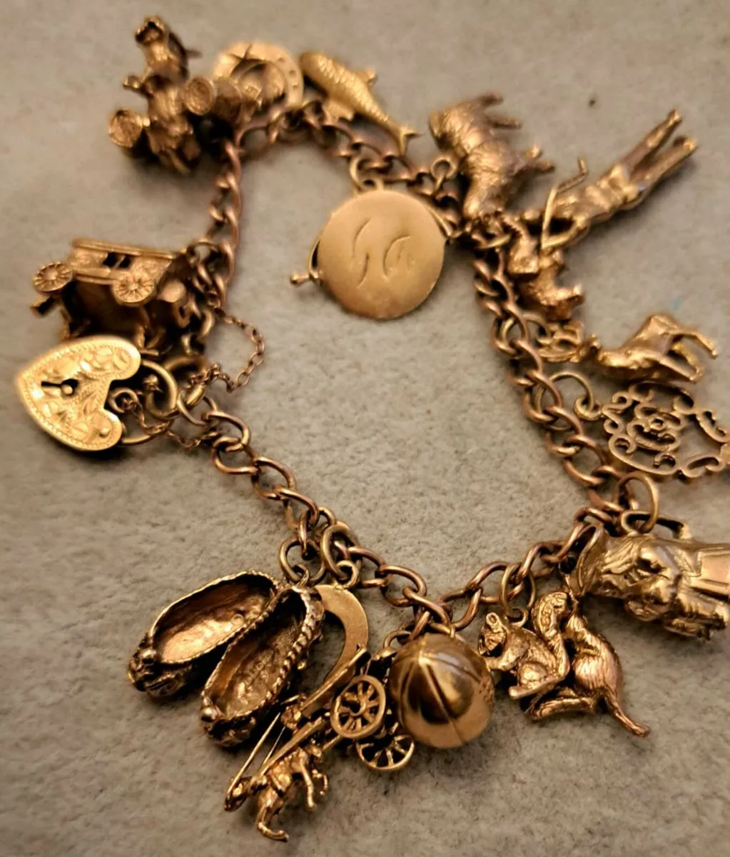 Vintage 9 ct gold charm bracelet - Image 1
