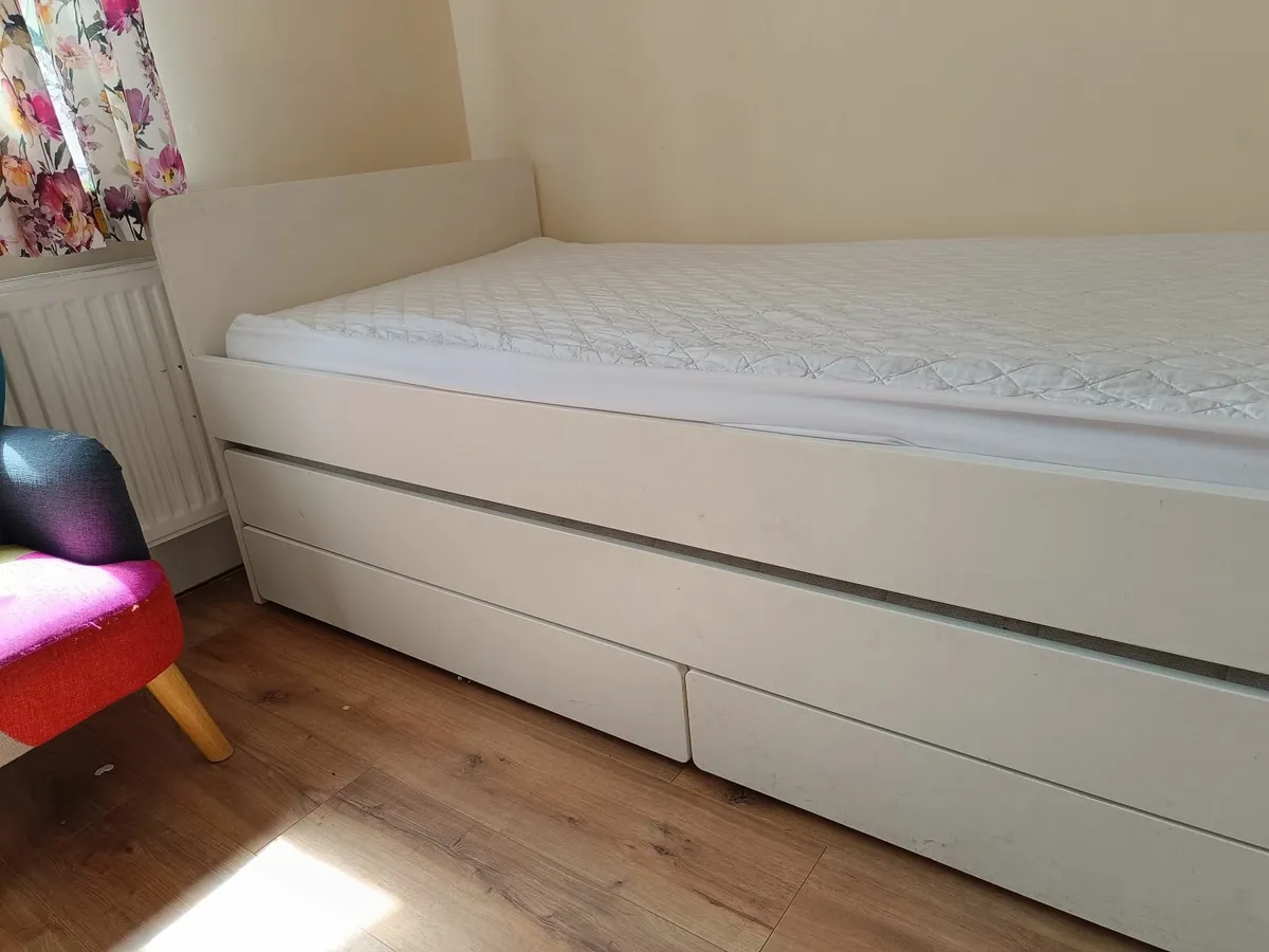 Bed - Image 1