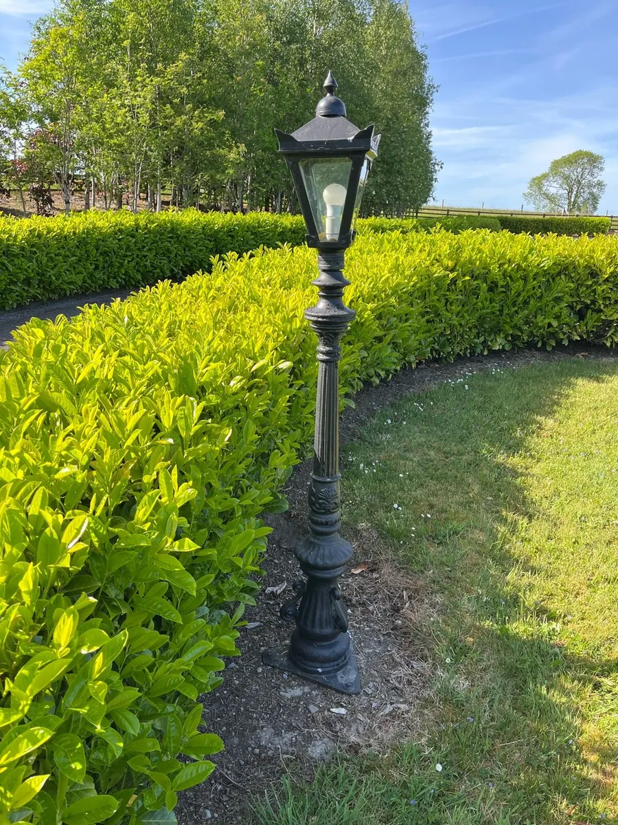 6 Cast Iron Garden lights and 2 Pier Lights - Image 1
