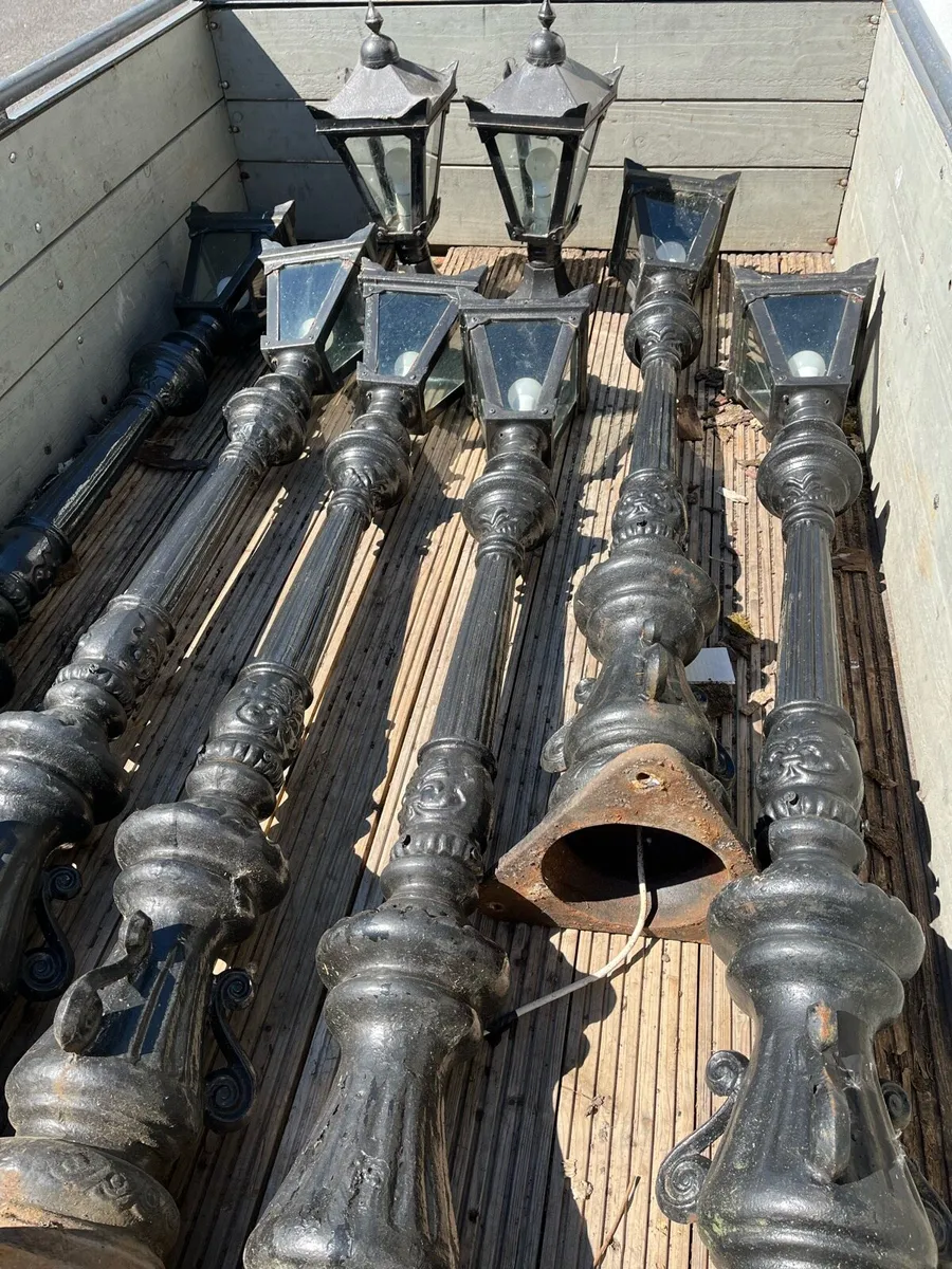 6 Cast Iron Garden lights and 2 Pier Lights - Image 2