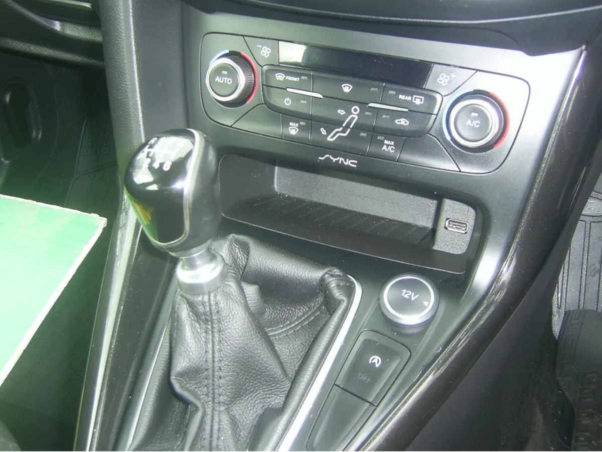 Ford Focus 1.5 TDCI TITANIUM 120PS 6SPEED 5DR - Image 4